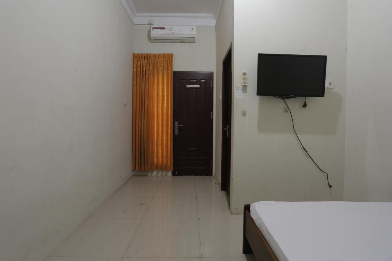 Oyo 93119 Guest House Leo Patra Muara Badak Ngoại thất bức ảnh
