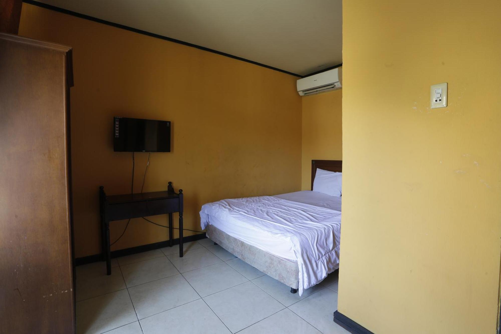 Oyo 93119 Guest House Leo Patra Muara Badak Ngoại thất bức ảnh